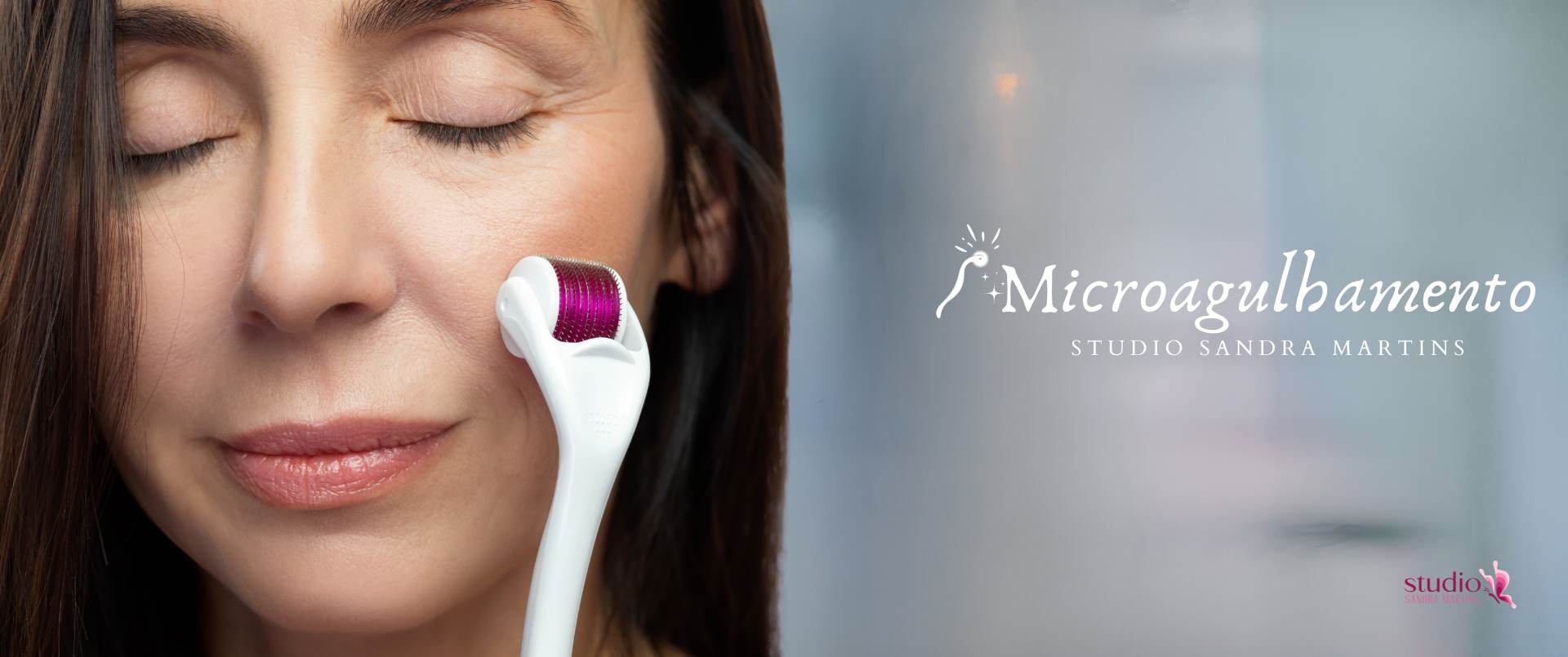 O microagulhamento é uma técnica de tratamento estético na face que utiliza microagulhas muito finas para estimular a formação de novas fibras de colágeno na pele. Esse procedimento é aplicado através do Dermaroller ou DermaPen, com o objetivo de renovar a pele por meio das microagulhas. No Studio Sandra Martins, localizado em Taguatinga, Brasília, você pode realizar esse procedimento.