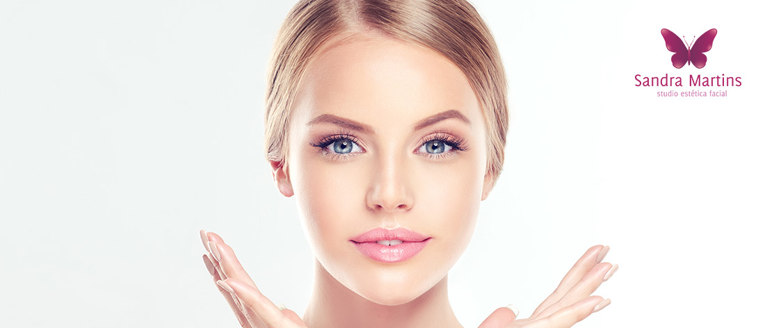 A limpeza de pele Biofotônica ou fotônica é o que há de mais moderno na tecnologia fototerapia (led) associado ao peeling mecânico.