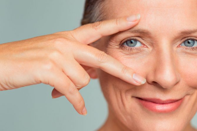 O envelhecimento da pele passa por um processo natural de envelhecimento. Conforme a vida avança os sinais de envelhecimento vão aparecendo.