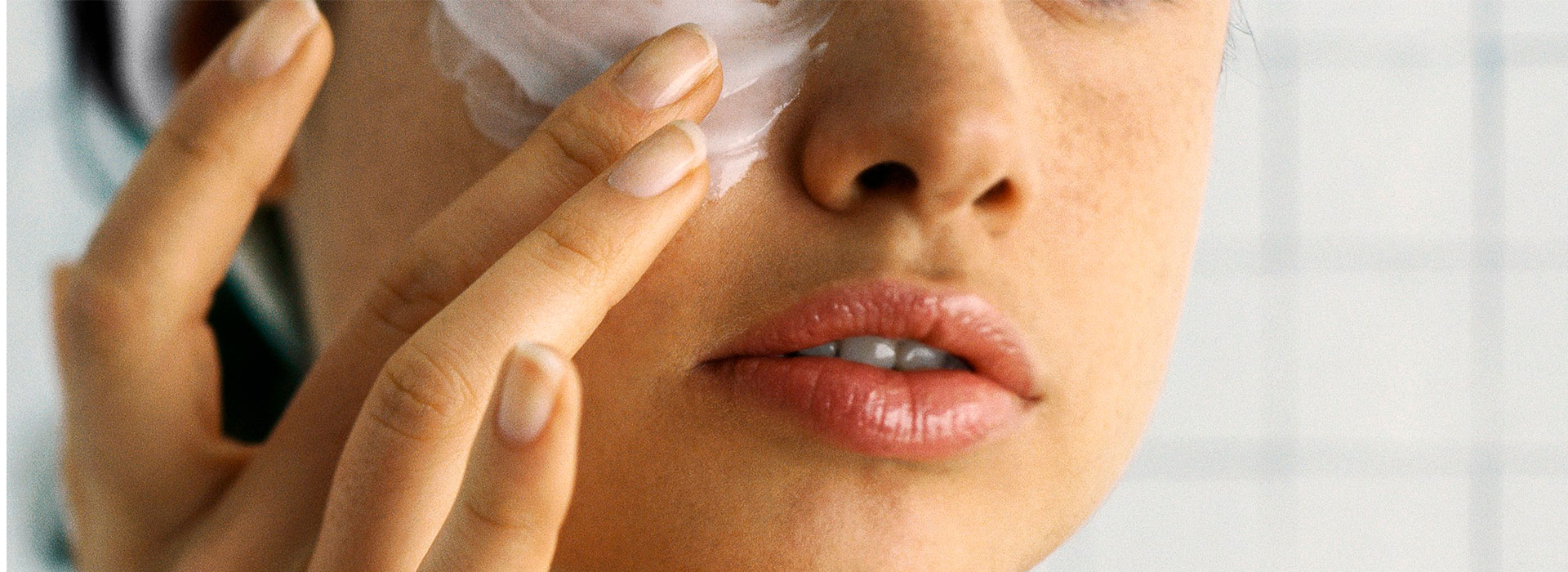 Hidratação facial e nutrição da pele do rosto maio 20, 2022 Studio Sandra Martins de Estética Facial Os melhores tratamentos estética facial: limpeza de pele, cicatriz de acne, melasma, manchas, harmonização papada, pescoço e colo em Brasília