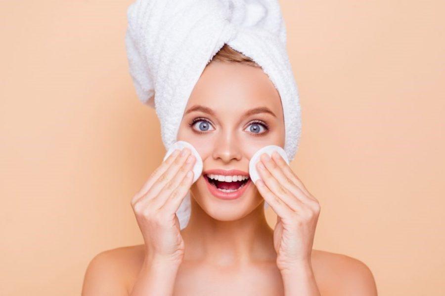 Além do tratamento estético facial! As mudanças de temperatura, no clima, os descuidos na remoção da maquiagem, tudo isso pode danificar a sua pele, comprometendo a saúde e a aparência dela.