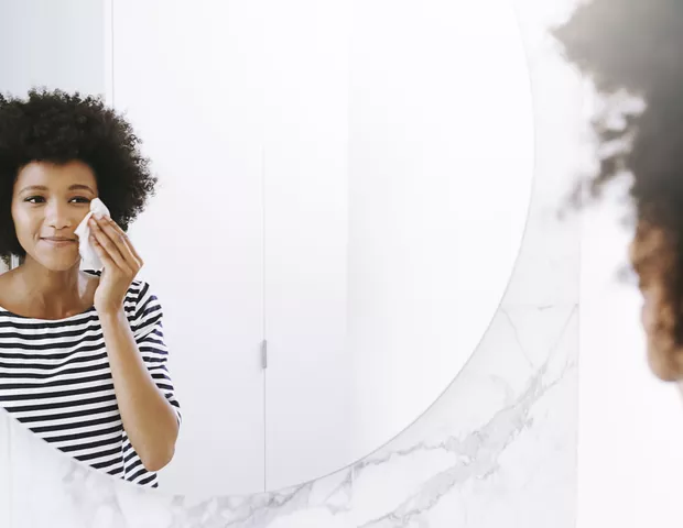 Os cuidados com a pele começam com a remoção correta da make. Entenda a importância dessa rotina para a saúde da pele do seu rosto!