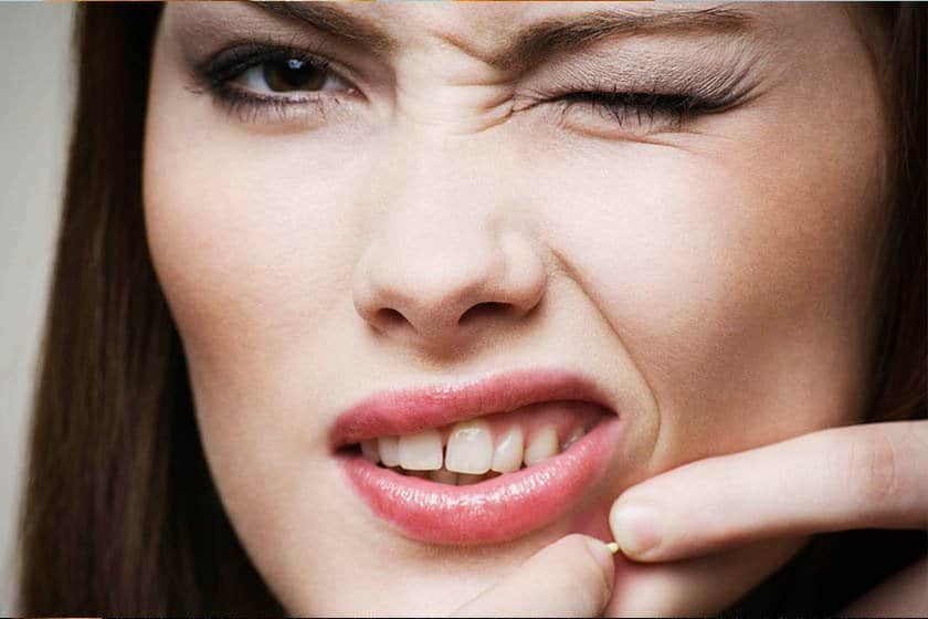 Espremer espinhas (acne) pode causar infecção grave de pele, além das cicatrizes deixadas no rosto, pode machucar a pele e gerar uma reação inflamatória