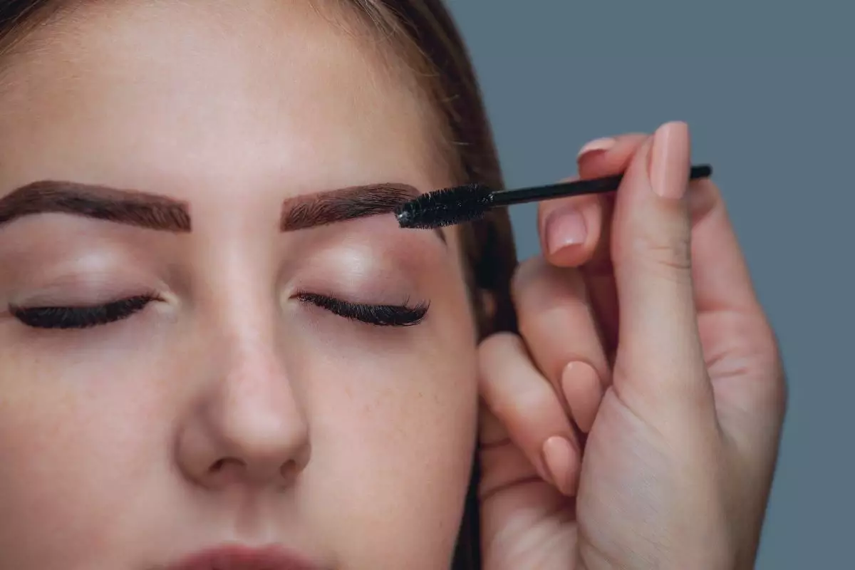 Tudo o que você precisa fazer para suas sobrancelhas de henna durarem mais tempo