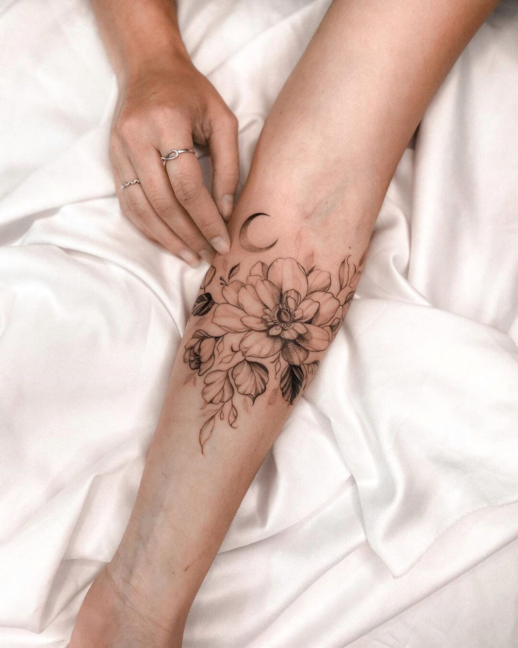 84 inspirações de tatuagens femininas para fazer em 2022. As tatuagens mais lindas que você vai ver hoje, e tudo isso para te inspirar na sua próxima tattoo. E não esqueça de sempre cuidar da saúde da sua pele pré e pós tatuagem!