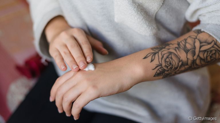 Vamos falar sobre os cuidados essenciais para a pele tatuada? Saiba como manter a pele bonita e saudável depois da tatuagem