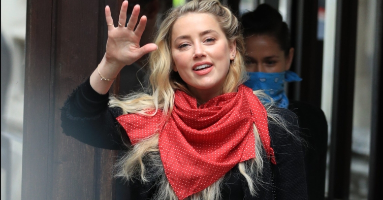 Amber Heard é a mulher com o rosto mais bonito do mundo. Um especialista em cirurgia plástica analisou a beleza de várias celebridades. A atriz atingiu o valor de 91,85 por cento.