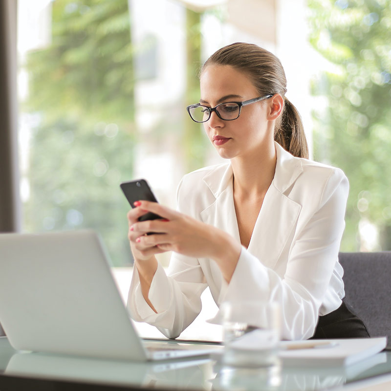 Luz azul, a luz do celular, pode causar manchas na pele e até melasma! A chamada luz azul pode ser muito prejudicial à pele!