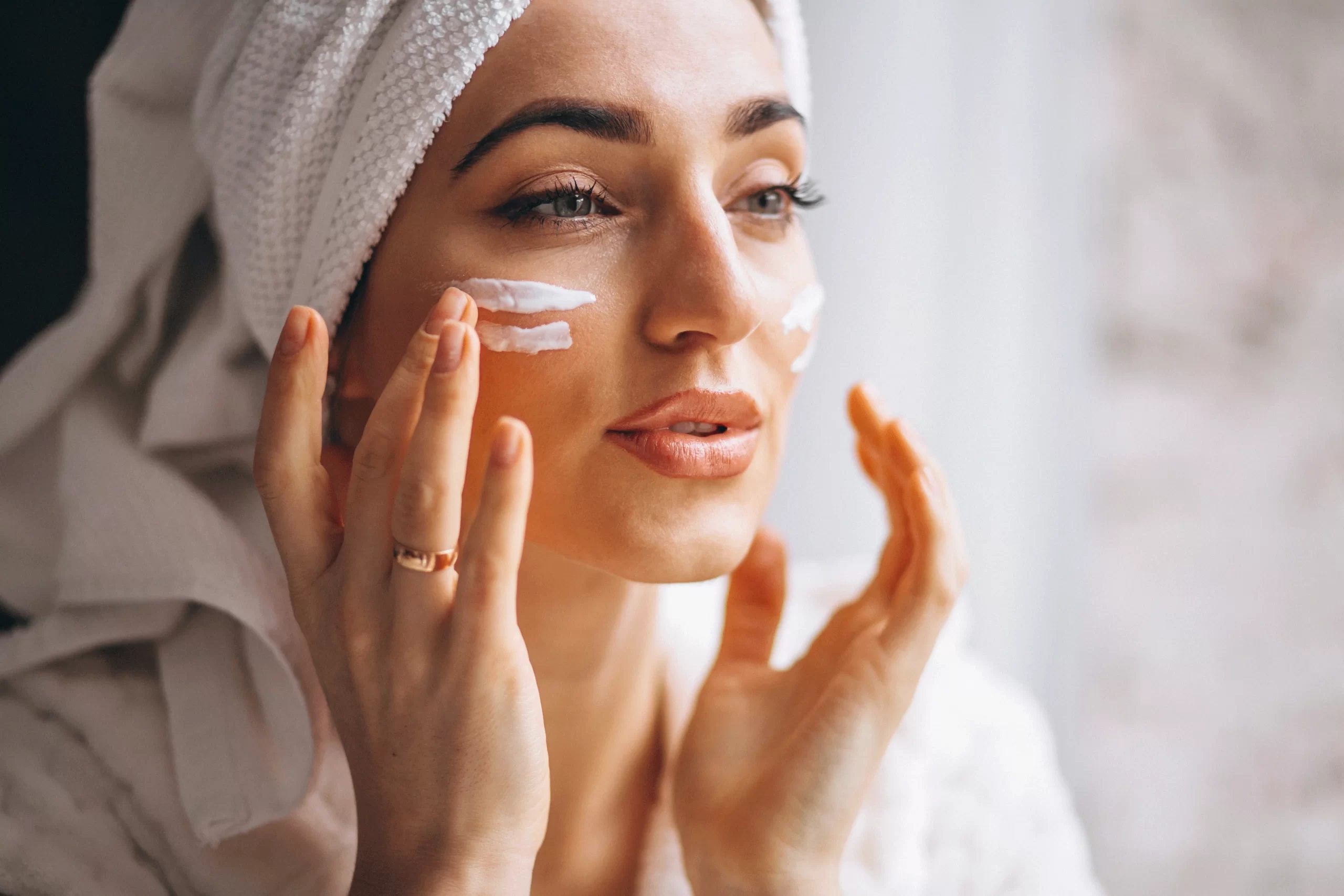 O inverno chegou oficialmente no dia 21 de junho, mas as baixas temperaturas chegaram com certa antecedência em muitas cidades do Brasil. Nesse período, a pele precisa de uma atenção especial, já que a menor ingestão de água, comparada ao consumo nos dias de verão, assim como a tendência aos banhos mais quentes, acabam prejudicando tanto a pele do rosto, como a do corpo. Confira 5 Cuidados com a pele no inverno de Brasília