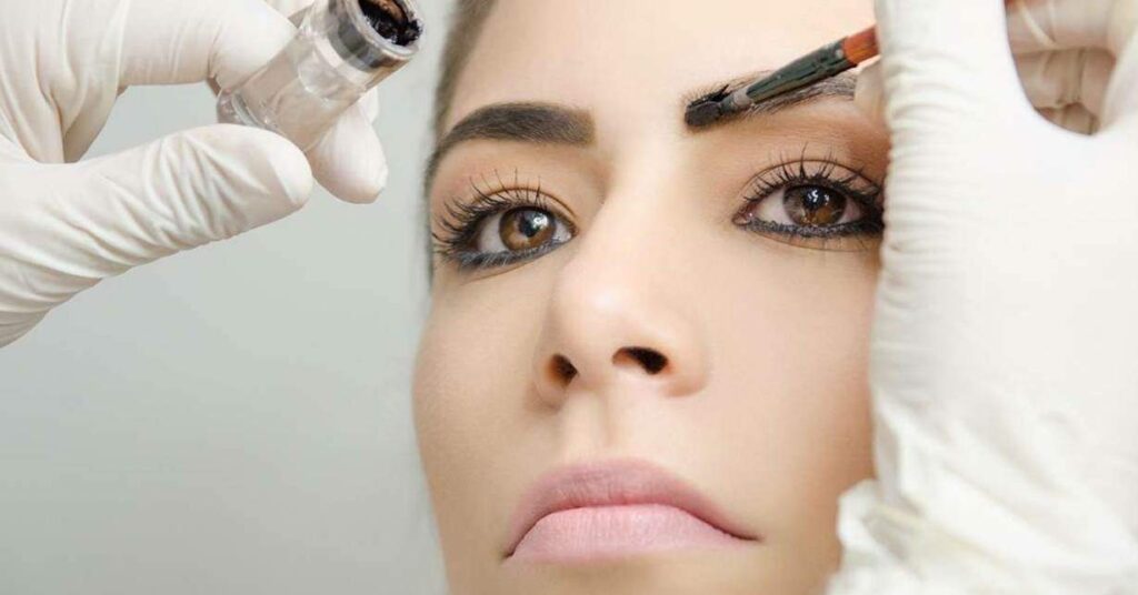 Design de sobrancelha com henna maio 9, 2025 Studio Sandra Martins de Estética Facial Design de Sobrancelha com Henna é um processo de tingimento que usa uma tinta à base de plantas chamada Henna para colorir e definir as sobrancelhas.