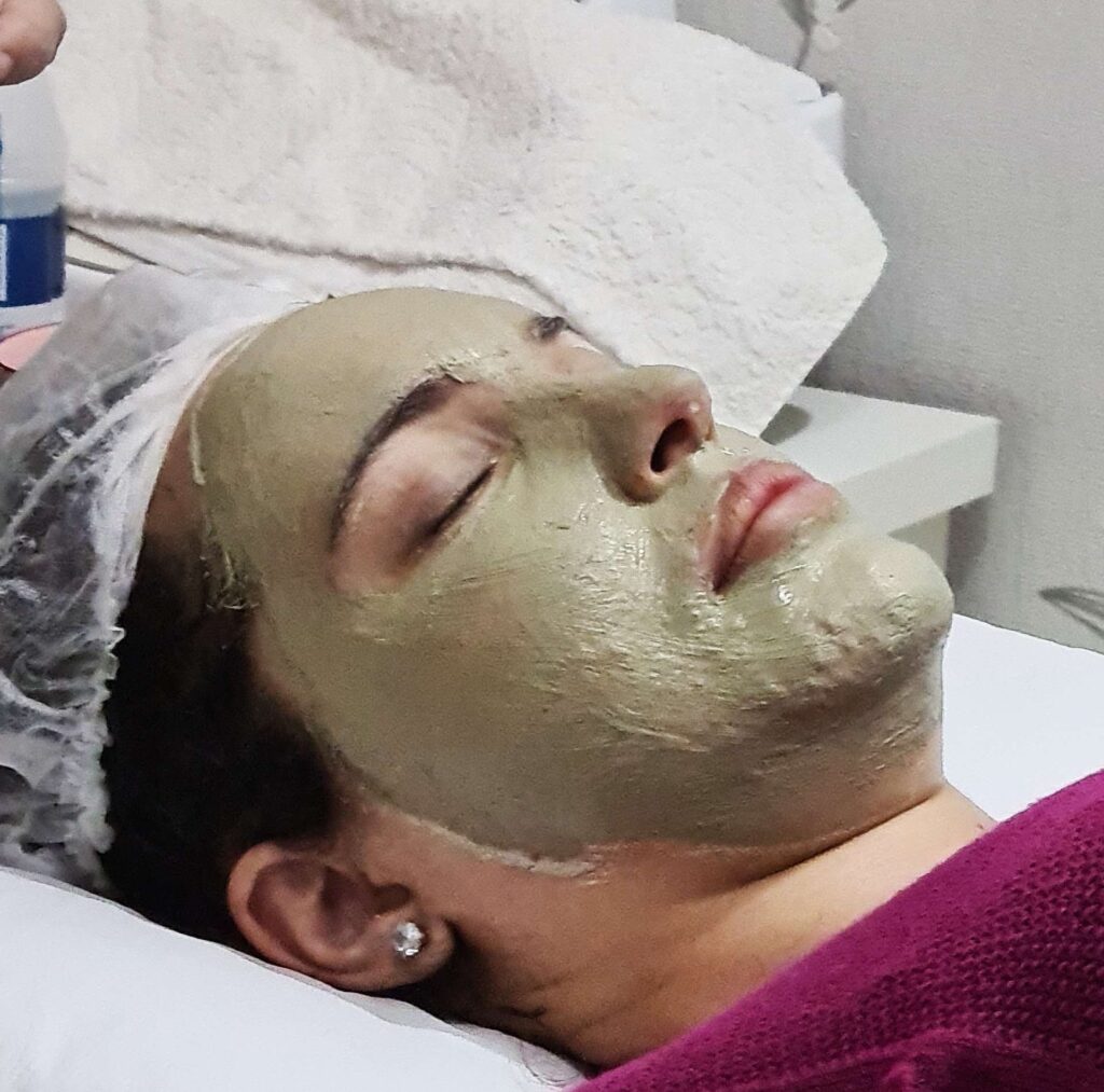 Descubra o segredo de uma pele radiante e saudável com a nossa limpeza de pele profunda