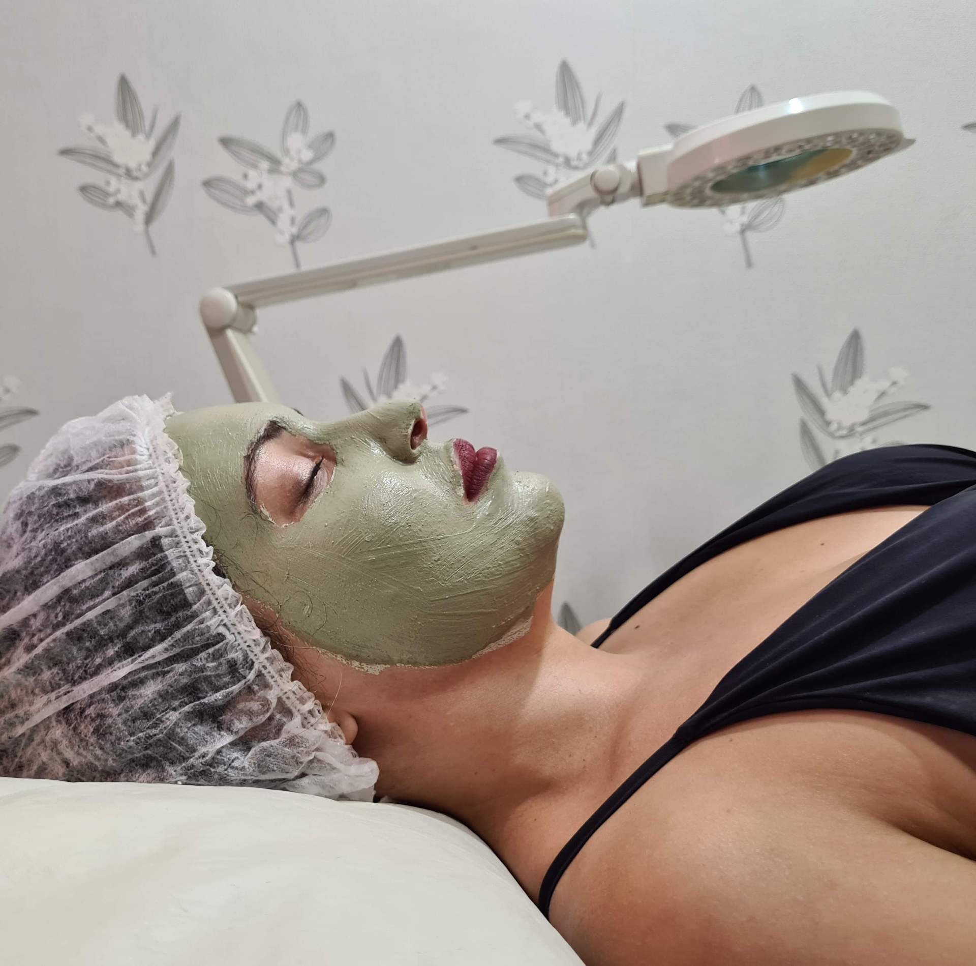 Você sabe onde cuidar da pele do rosto em Brasília? E quais os melhores procedimentos a serem realizados na pele, como o seguintes serviços: microagulhamento, clareamento de mancha, revitalização da face, fototerapia, peeling, limpeza de pele, depilação do rosto com linha e design de sobrancelha. Confira então em nosso post tudo o que você pode fazer no Studio Sandra Martins em Taguatinga!