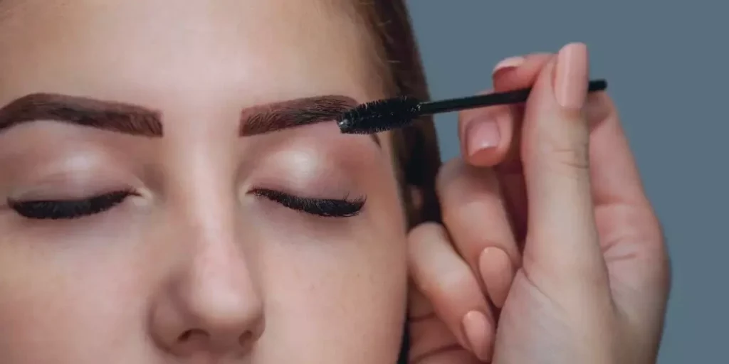 Tudo o que você precisa fazer para suas sobrancelhas de henna durarem mais tempo no Studio Sandra Martins