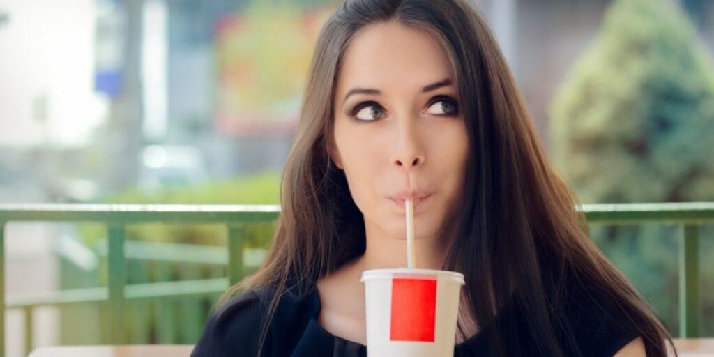 Será que o refrigerante dá espinha? Mas você já parou para pensar em quais efeitos o consumo de refrigerante pode provocar à saúde da nossa pele? Engorda?