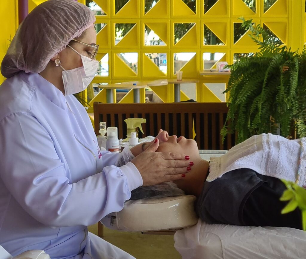 Se você está pesquisando limpeza de pele na Ceilândia, provavelmente quer resolver algo específico: – Cravos que nunca saem – Acne recorrente – Oleosidade excessiva – Pele áspera – Poros dilatados – Sensação de sujeira constante Mas aqui está um ponto importante: A Ceilândia faz parte do Distrito Federal. E a pele de quem vive no DF precisa de cuidados específicos. O clima seco, o sol intenso praticamente o ano inteiro e a poluição urbana criam um cenário que exige técnica — não improviso. Sou Sandra Martins, esteticista graduada, atuando desde 2010 em Taguatinga, atendendo clientes da Ceilândia, Samambaia, Águas Claras e toda Brasília. E posso afirmar com segurança: Limpeza de pele não é apenas estética. É manutenção de saúde cutânea.