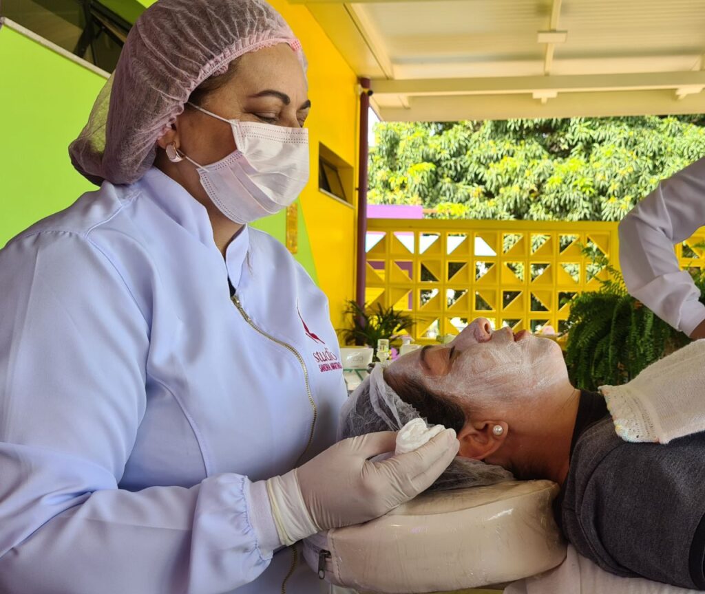 Se você está pesquisando limpeza de pele em Taguatinga, provavelmente está enfrentando um destes problemas: – Cravos persistentes – Oleosidade excessiva – Poros dilatados – Acne recorrente – Textura irregular – Sensação de pele pesada E aqui vai uma verdade importante: Nem toda limpeza de pele é igual. Principalmente em Brasília. O clima seco do Distrito Federal, a alta incidência solar e as variações bruscas de temperatura exigem protocolos específicos. Uma limpeza de pele feita de forma genérica pode até remover cravos — mas não fortalece sua pele para a realidade do DF. Sou Sandra Martins, esteticista graduada, atuando desde 2010 em Taguatinga, e ao longo de 15 anos acompanhando a pele das mulheres de Brasília, posso afirmar: A limpeza de pele correta não é um procedimento simples. É estratégia de saúde cutânea.