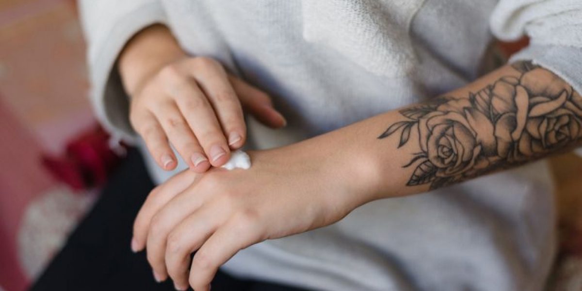 Vamos falar sobre os cuidados essenciais para a pele tatuada? Saiba como manter a pele bonita e saudável depois da tatuagem