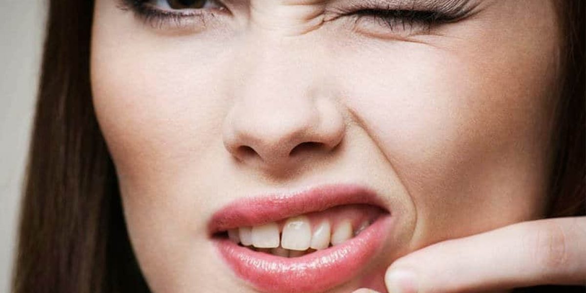 Espremer espinhas (acne) pode causar infecção grave de pele, além das cicatrizes deixadas no rosto, pode machucar a pele e gerar uma reação inflamatória