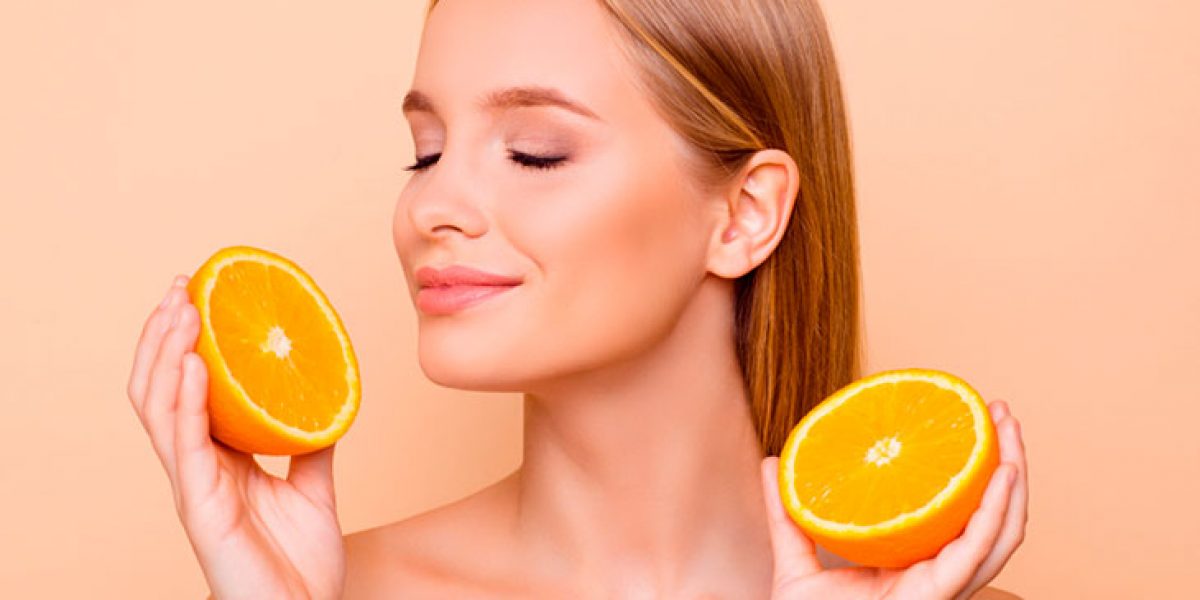 Conheça as vantagens de usar a vitamina C no rosto e por que ela é importante para o organismo